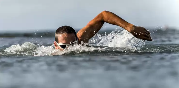 Usas gafas para nadar en piscina o aguas abiertas? Analizamos al detalle 2  modelos de Zone3