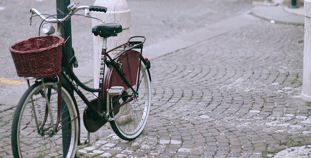 Cesta de mimbre para bicicleta clásica de Niña