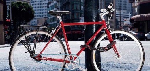 candado de cadena bicicleta atada farola