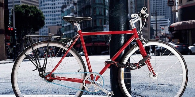 candado de cadena bicicleta atada farola