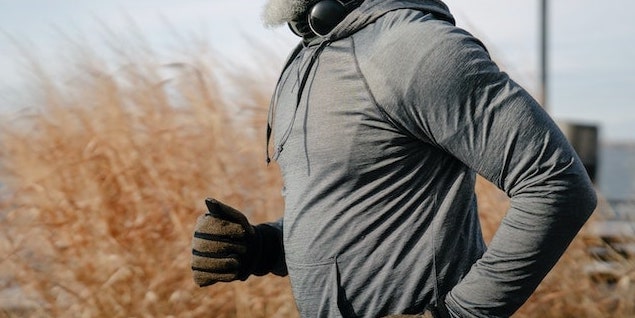 runner corriendo en invierno