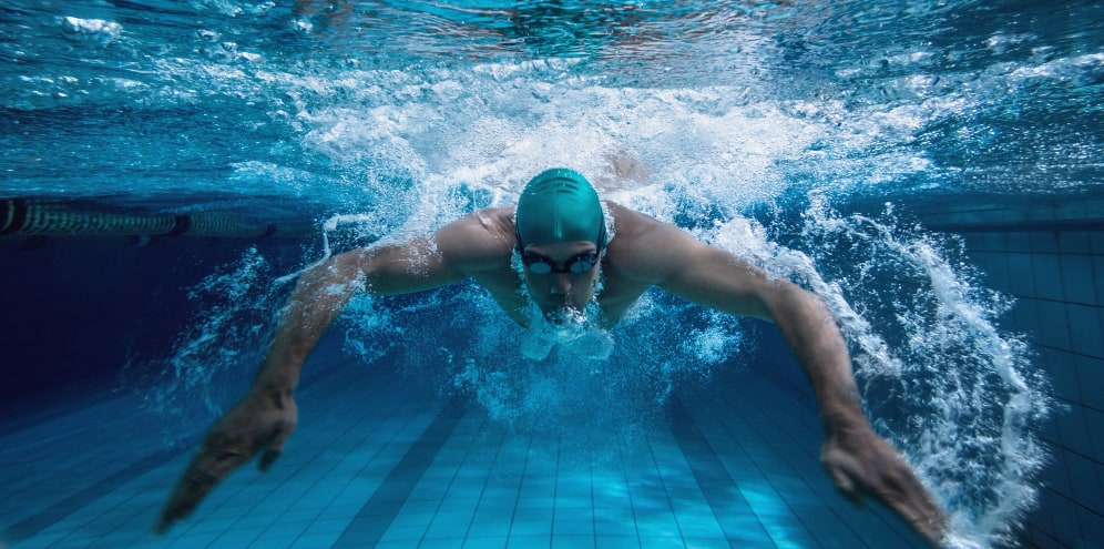 nadador estilo mariposa