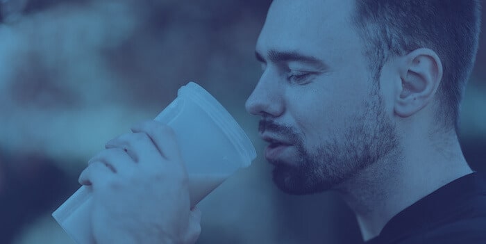 tomando batido proteina