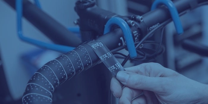 Colocando cinta manillar