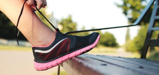 atandose zapatillas para correr