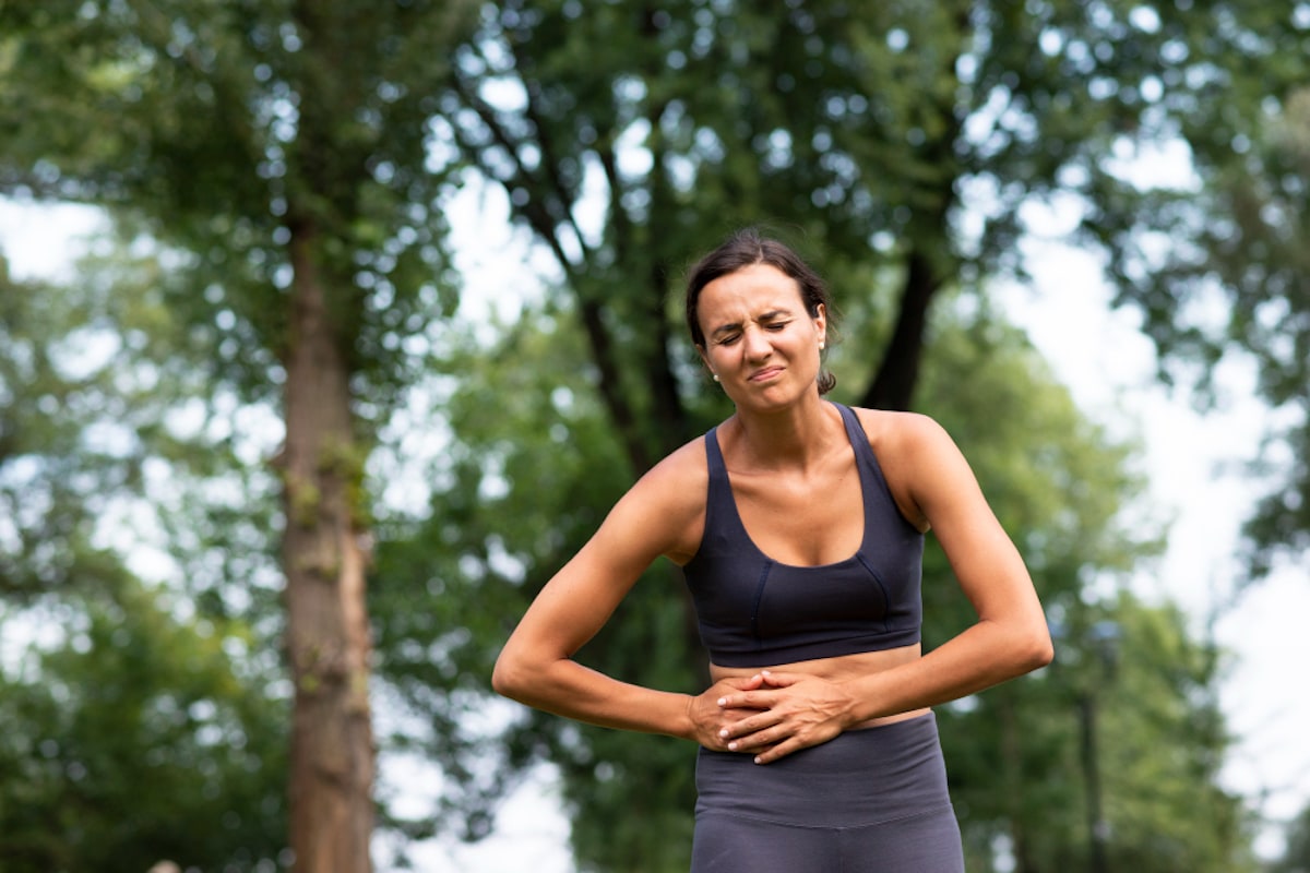 mujer con flato corriendo