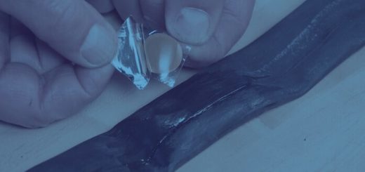 poniendo parche bicicleta