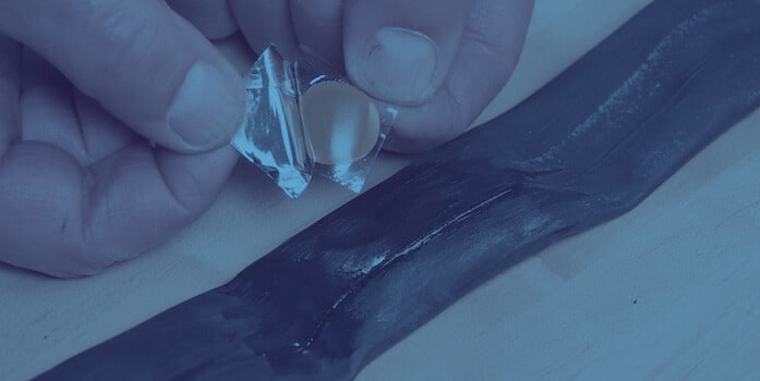 poniendo parche bicicleta